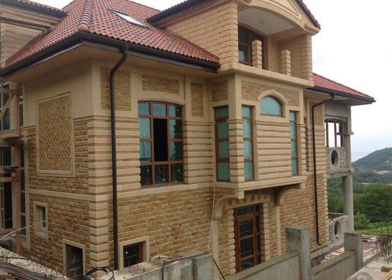 Приклад обробки будинку дагестанським каменем
