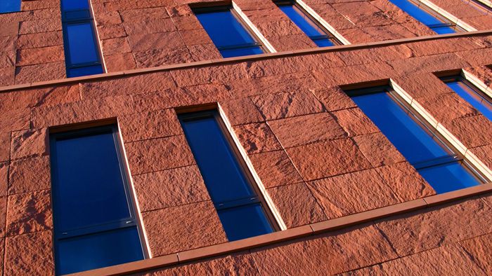 Приклад вентильованого фасаду, облицьованого натуральним каменем