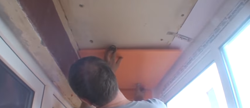 Примірка пінополістирольної плити. Виконується утеплення балкона невеликої ширини