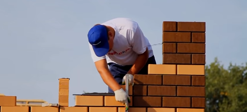 Процес кладки облицювальної цегли