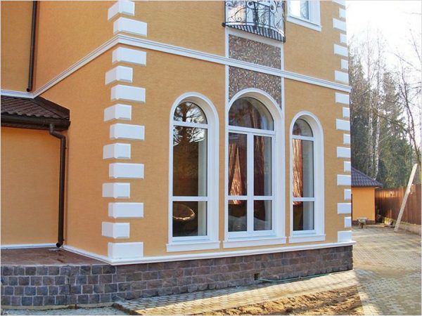 Віконні прорізи та карнизи