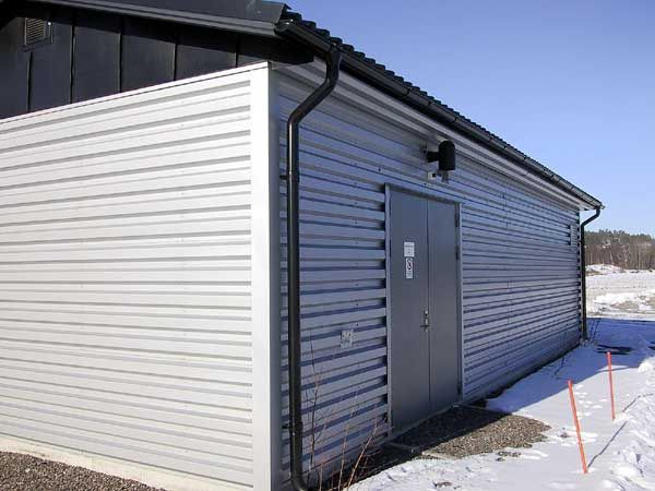 Профнастил на фасад можна укладати як вертикально, так і горизонтально