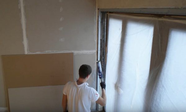 Простір між елементами каркаса задувається монтажною піною