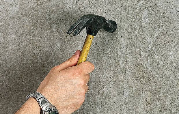 Перевірити якість штукатурки можна за допомогою молотка.