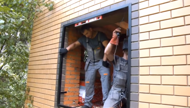 Роботи проводяться за допомогою рівня (на фото магнітний, прикріплений до рамки)