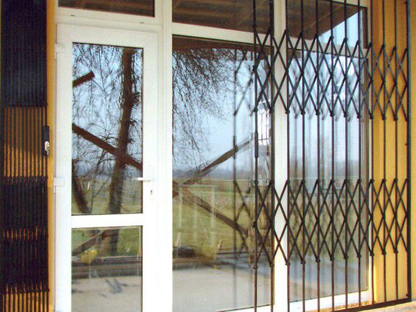 Розсувні решітки на вікнах