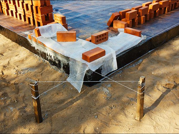 Починаємо кладку цегли з кута