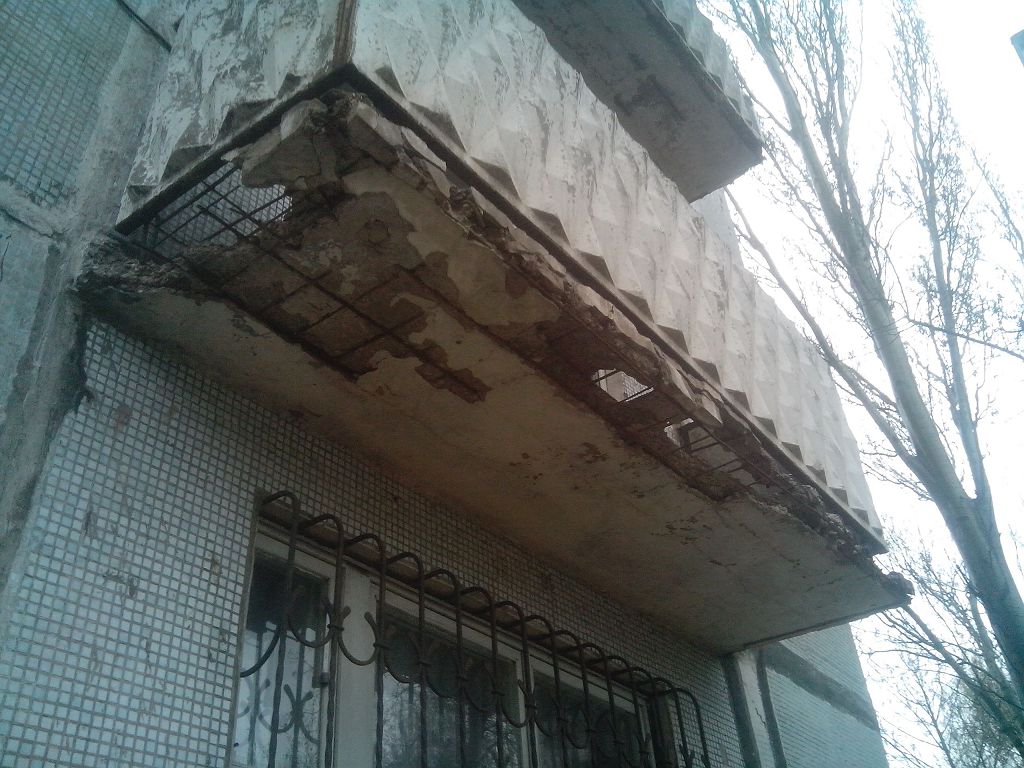 Зруйнована балконна плита