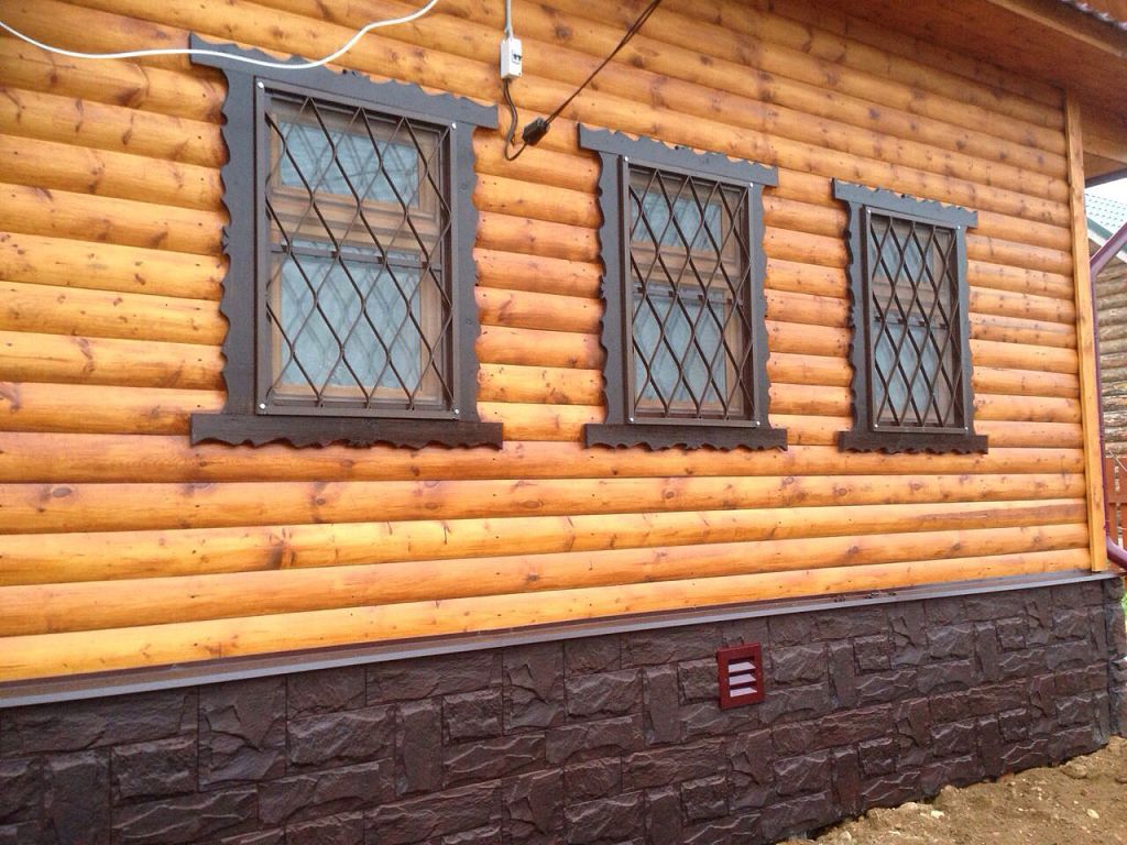 Решітки на вікна дерев'яного будинку