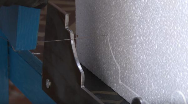 Розкрій пінопласту гарячою ніхромовою ниткою за заздалегідь створеним металевим шаблоном