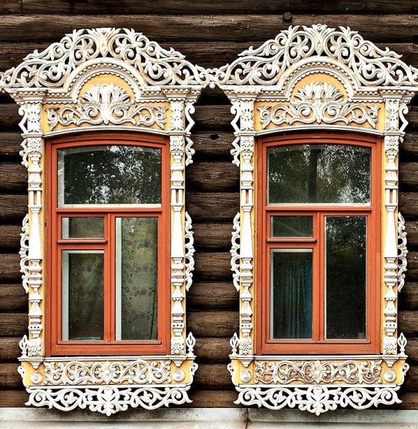 Різьблені рами на вікнах сільської хати