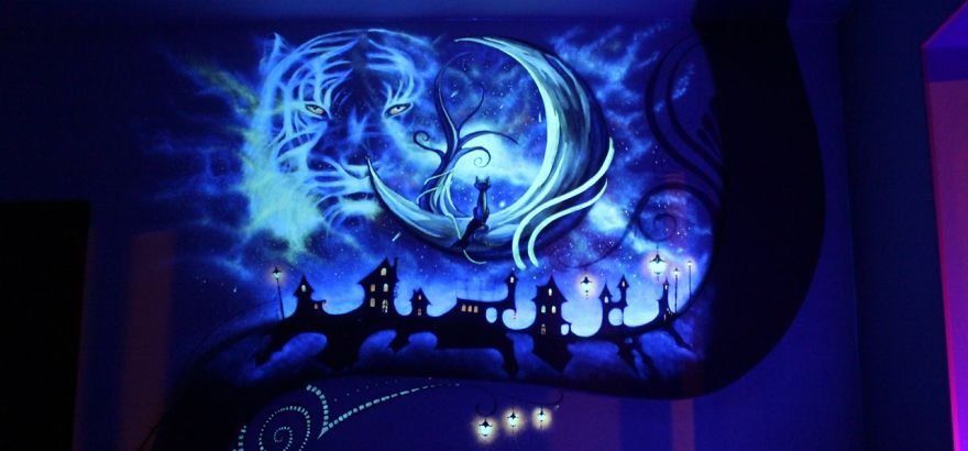 Малюнок на стіні, що світиться в темряві