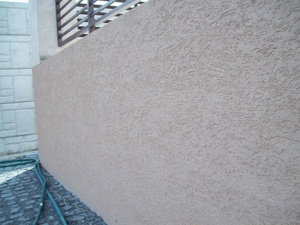 Оштукатурювання основи та обшивка короїдом