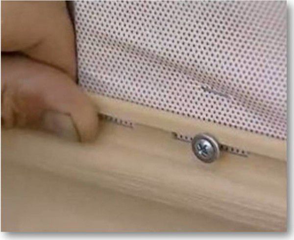 Гвинт розміщується посередині отвору