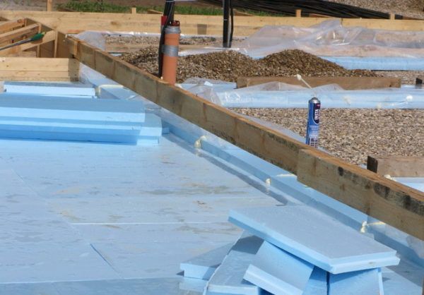 Шви між елементами задуваються піною