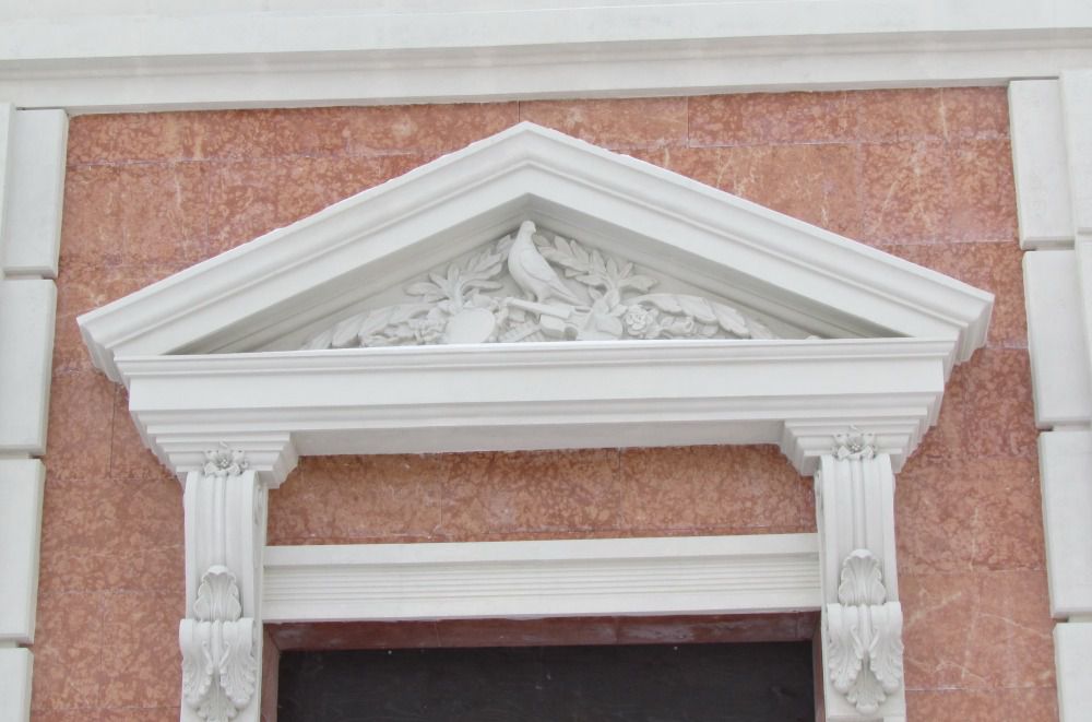 Сандрик - декоративний архітектурний елемент, невеликий карниз, часто з фронтоном, над вікном, дверима або нішею.