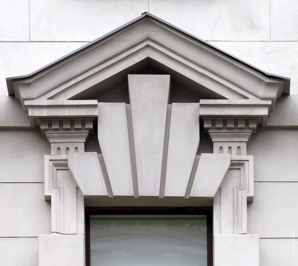 Сандрик має трикутну форму, оснащений фронтоном. Під ним можна знайти кілька замкових каменів