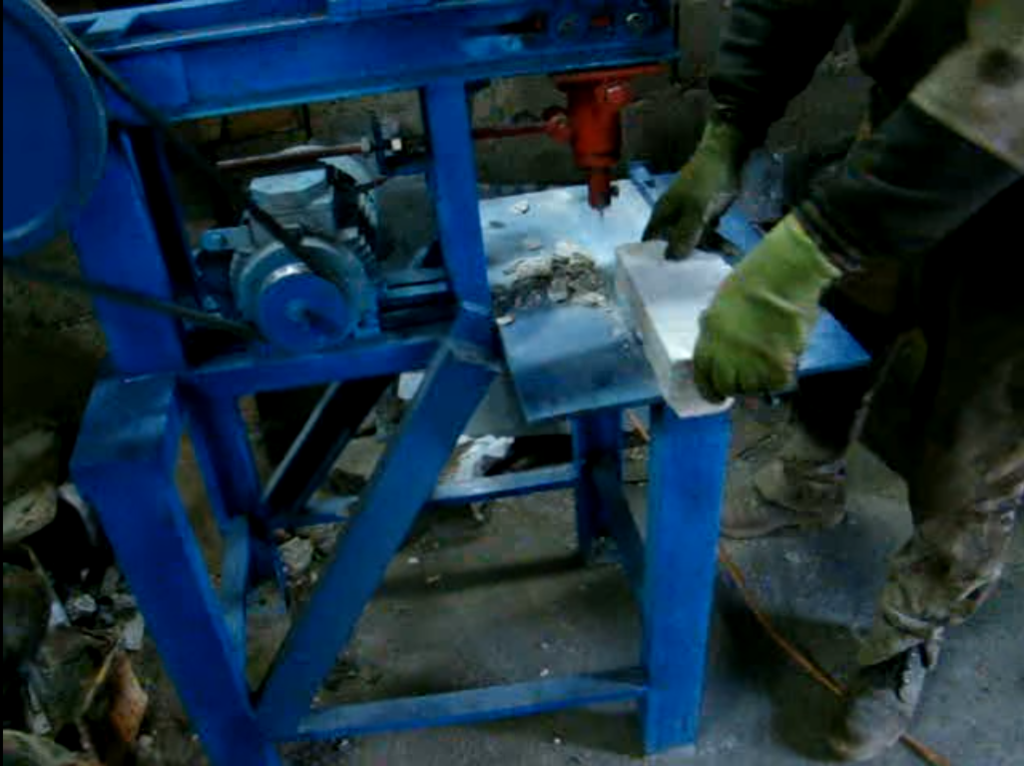 Різання цегли