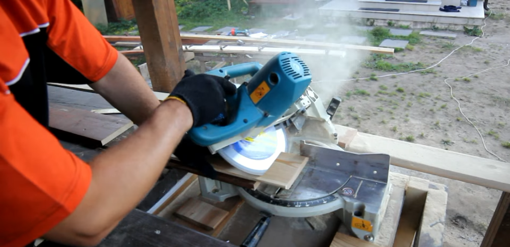 Нарізаємо дошки обшивки потрібного розміру