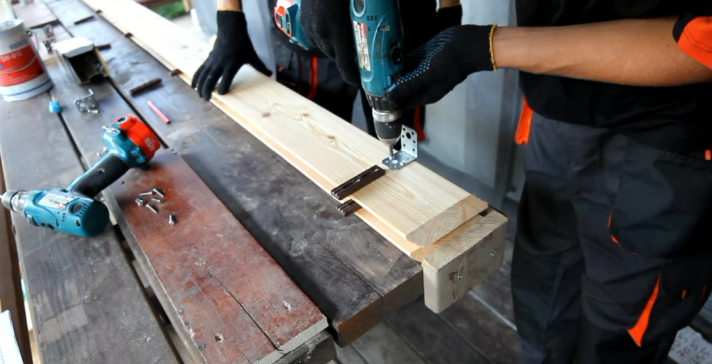 Прикручуємо кріплення і косинець до планки