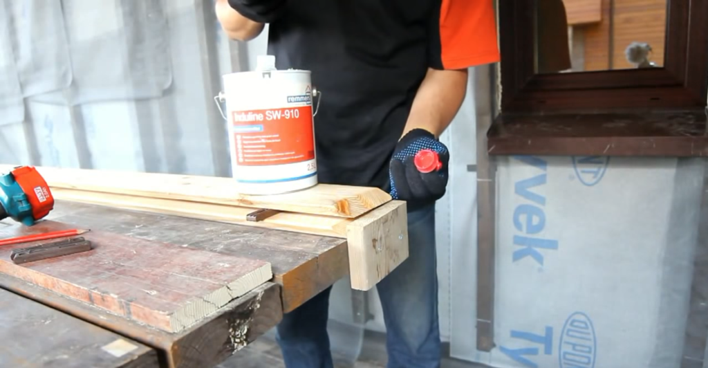 Просочуємо дошки антисептиком