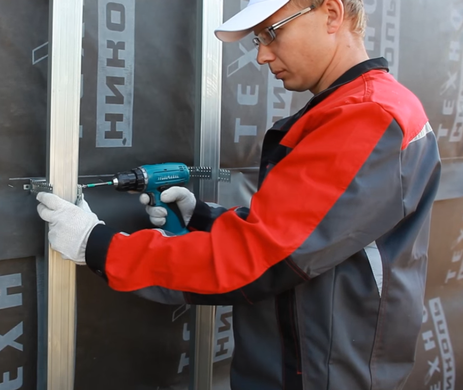 Установка напрямних під сайдинг