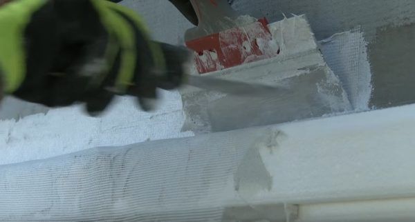 Сітка притискається шпателем