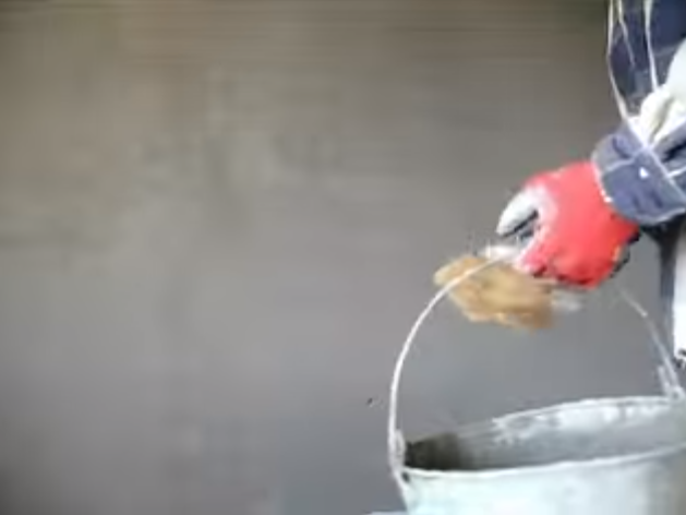 Можна намочити поверхню щіткою, змочивши її у воді і бризнувши на стіну.