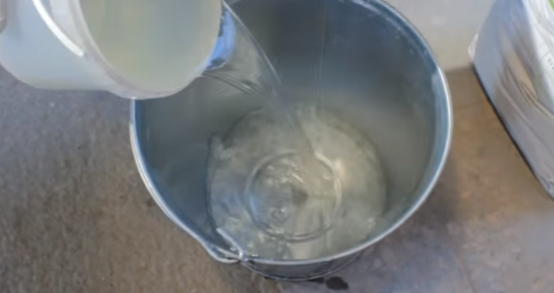 Спочатку наливаємо воду