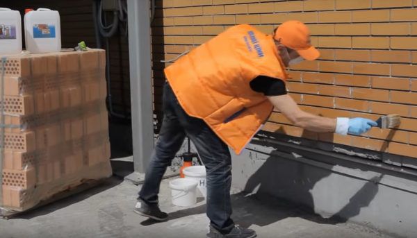 Продукт наноситься на невелику ділянку фасаду