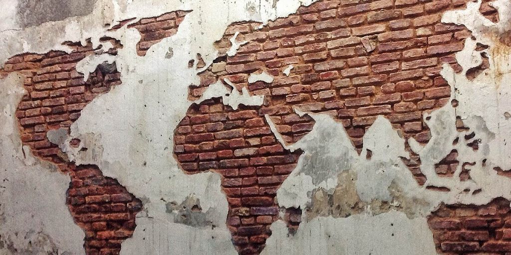 Старе покриття необхідно ретельно очистити