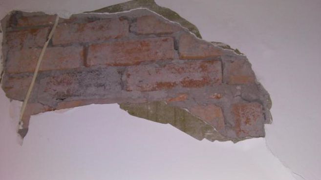 Стару штукатурку необхідно зняти