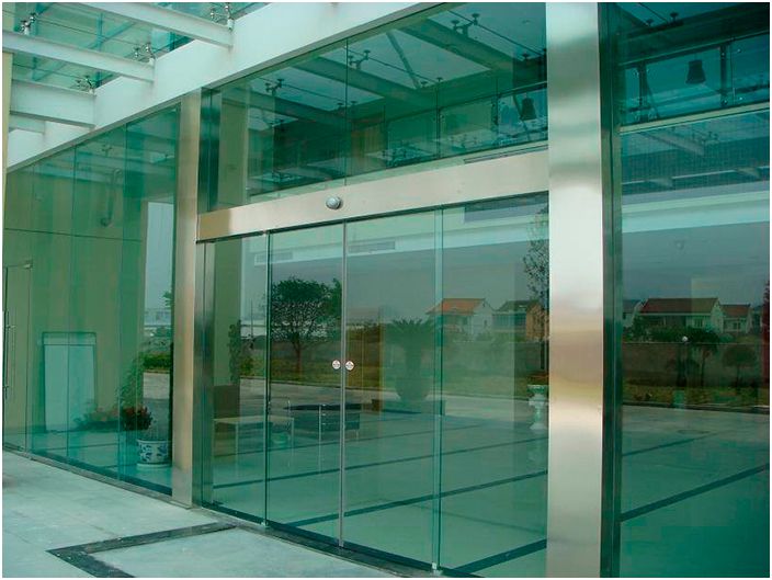 Скляні двері