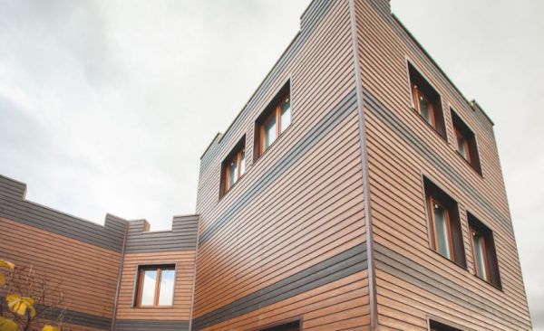 Будівля оброблена фіброцементним сайдингом марки Cedral «під дерево»