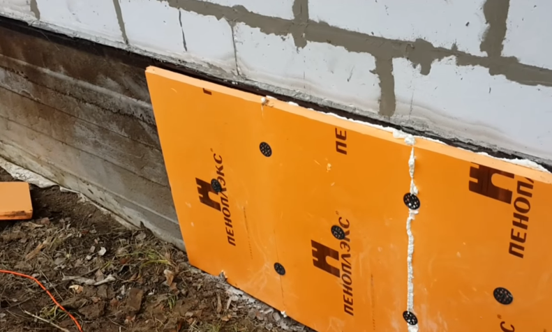 Стики між плитами проклеюються пінополіуретаном