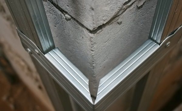 З’єднання металевої обшивки на куті будівлі