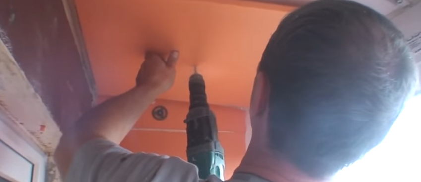 Свердління отвору під дюбель