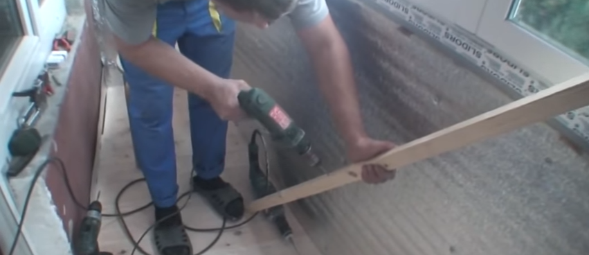 Свердління отвору в планці обшивки