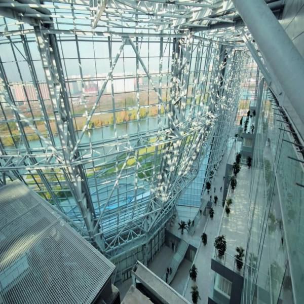 Світлопрозорі конструкції з алюмінієвих профілів коштують досить дорого