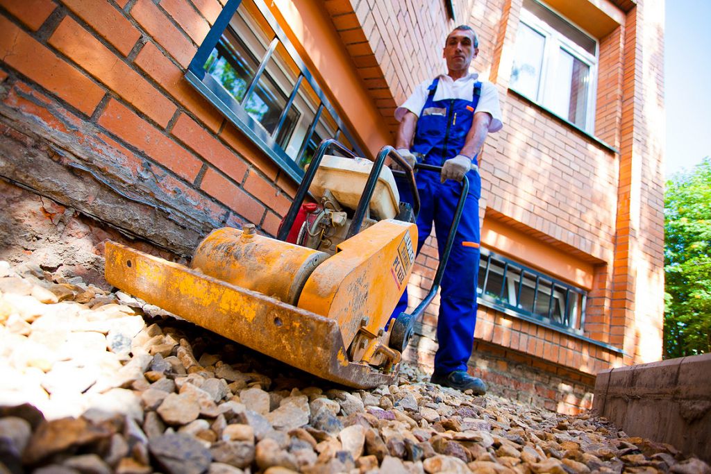 Ущільнення гравію на дні канави