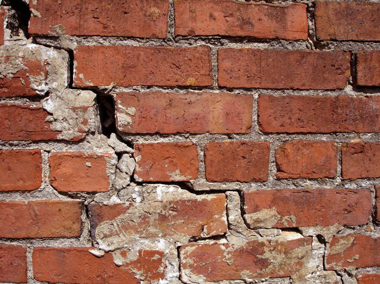 Перед ремонтом тріщини необхідно ретельно зачистити і розширити.