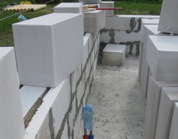 Укладання блоків поверх арматури