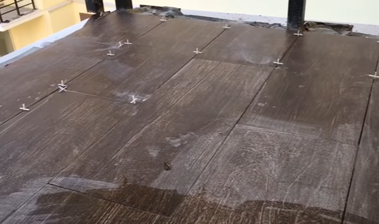 Укладання плитки на підлогу