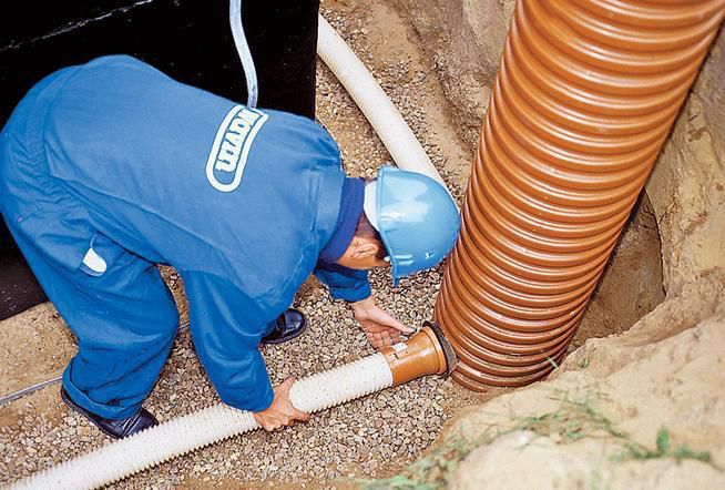 Прокладка труб і підключення дренажних колодязів