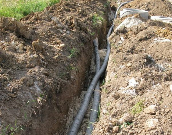 Укладання труб в дренажну траншею