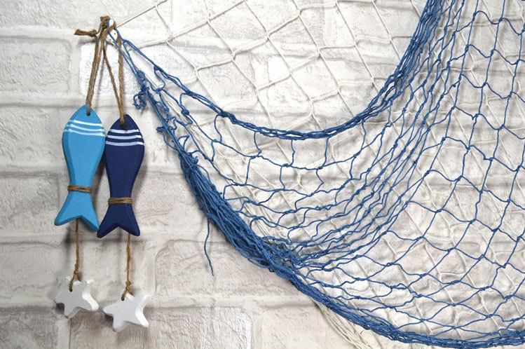 Оздоблення фасаду рибальською сіткою та фігурками