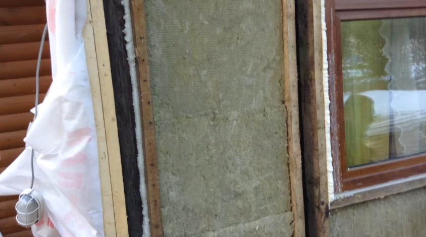 Мінеральна вата укладена між стовпами