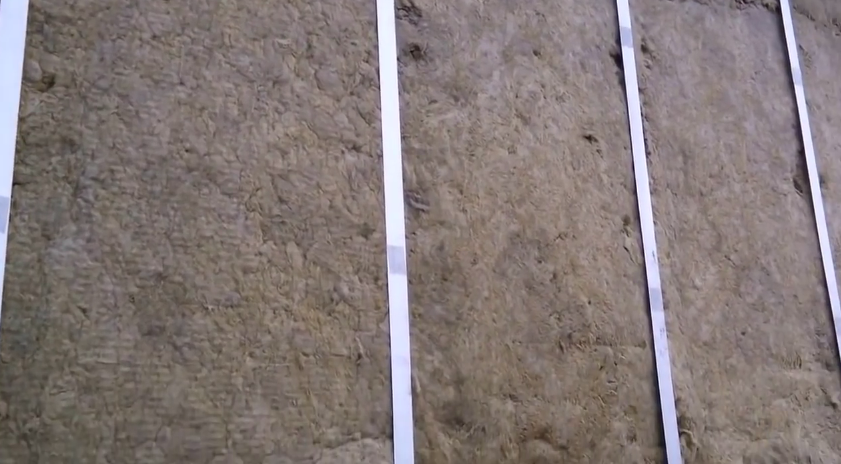 Утеплювач укладається між шпильками