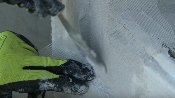 Посилення кутів додатковими шматками армуючої сітки