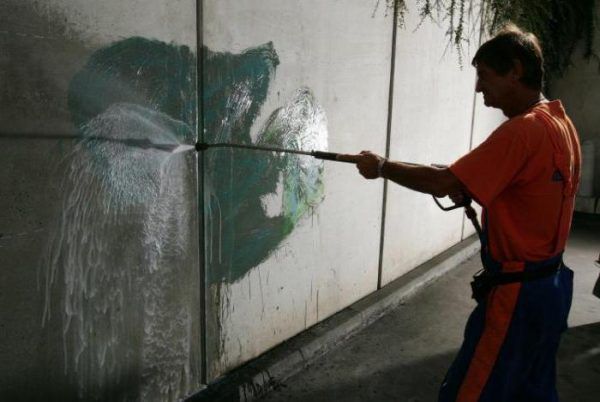 Послуги фахівців коштують недешево, тому прибирання приватного будинку бажано проводити самостійно